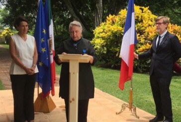 Remise des Insignes de Chevalier dans l’Ordre National du Mérite à Mme Lygie de Schuyter ! (Vidéo)
