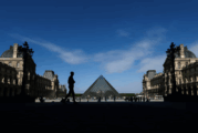 Francia – Las entradas del Louvre y otros destinos turísticos serán más caros para extranjeros no comunitarios !