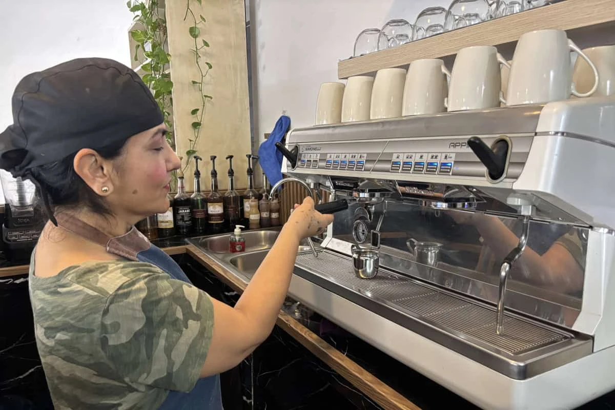 Originaire de Soyatita, Badiraguato, elle a appris à cuisiner avec sa mère et sa tante. Aujourd'hui, il prépare personnellement les ragoûts régionaux qui distinguent le Marhulia Café. Originaire de Soyatita, Badiraguato, elle a appris à cuisiner avec sa mère et sa tante. Aujourd'hui, il prépare personnellement les ragoûts régionaux qui distinguent le Marhulia Café.