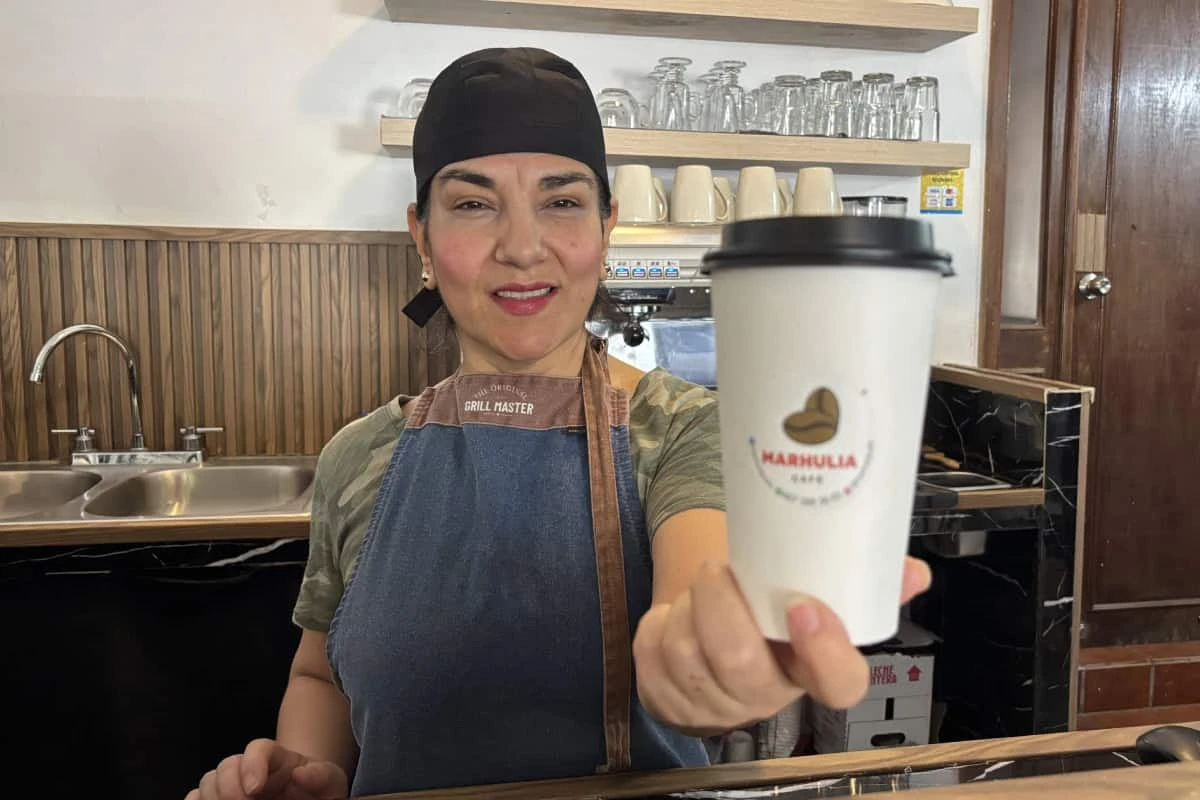 Originaire de Soyatita, Badiraguato, elle a appris à cuisiner avec sa mère et sa tante. Aujourd'hui, il prépare personnellement les ragoûts régionaux qui distinguent le Marhulia Café. Originaire de Soyatita, Badiraguato, elle a appris à cuisiner avec sa mère et sa tante. Aujourd'hui, il prépare personnellement les ragoûts régionaux qui distinguent le Marhulia Café.