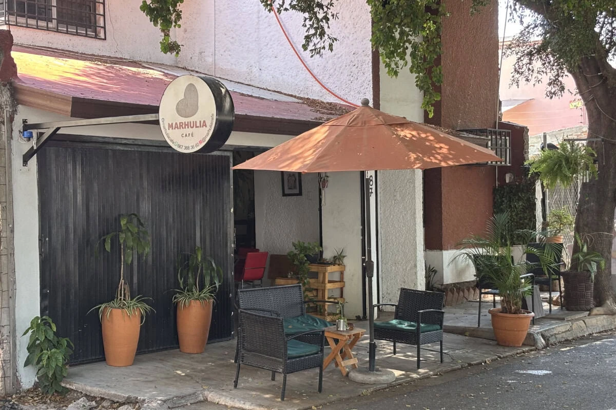 Originaire de Soyatita, Badiraguato, elle a appris à cuisiner avec sa mère et sa tante. Aujourd'hui, il prépare personnellement les ragoûts régionaux qui distinguent le Marhulia Café. Originaire de Soyatita, Badiraguato, elle a appris à cuisiner avec sa mère et sa tante. Aujourd'hui, il prépare personnellement les ragoûts régionaux qui distinguent le Marhulia Café.
