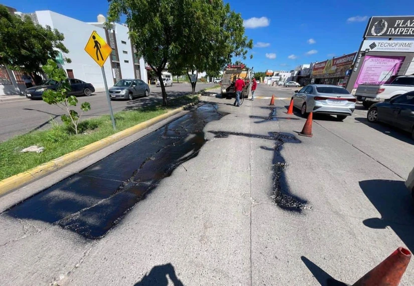 Personal municipal trabaja en la rehabilitación de vialidades para favorecer los recorridos cotidianos de quienes transitan por la ciudad. Foto: Ayuntamiento de Culiacán