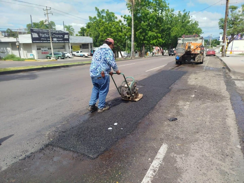Las cuadrillas municipales mantienen recorridos por distintos sectores para identificar y atender puntos que requieren mantenimiento vial. Foto: Ayuntamiento de Culiacán