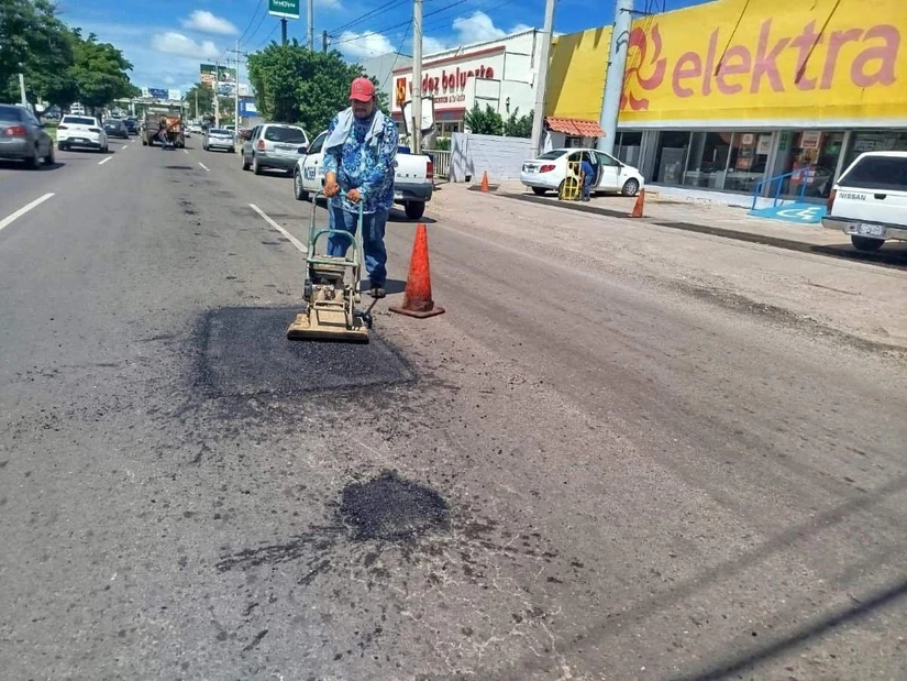 La calzada Heroico Colegio Militar fue uno de los puntos atendidos durante la jornada de bacheo en Culiacán. Foto: Ayuntamiento de Culiacán