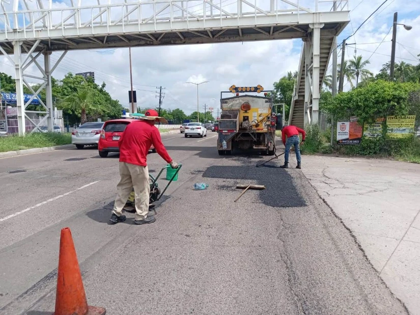 Los trabajos de bacheo forman parte de las jornadas permanentes de mantenimiento de calles y avenidas del municipio. Foto: Ayuntamiento de Culiacán