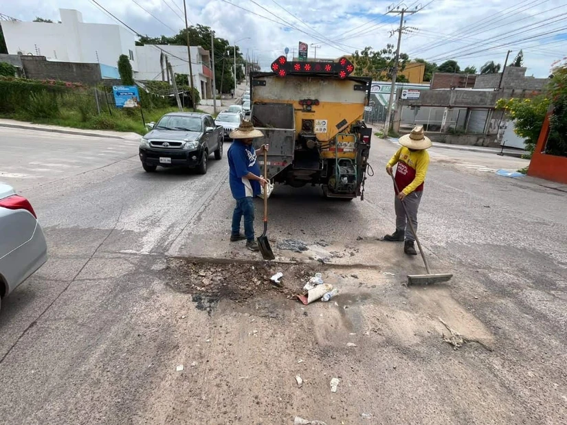 Cuadrillas municipales realizan trabajos de bacheo y rehabilitación de la superficie de rodamiento en distintos sectores de la capital sinaloense. Foto: Ayuntamiento de Culiacán