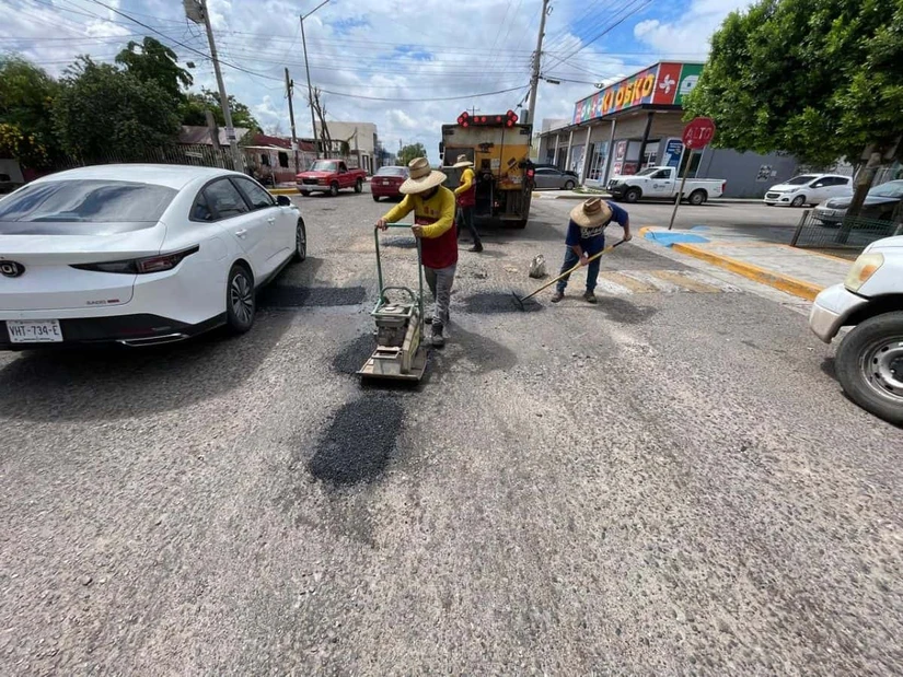 Los trabajos incluyen bacheo y rehabilitación con mezcla asfáltica en diferentes calles y avenidas de la ciudad. Foto: Ayuntamiento de Culiacán