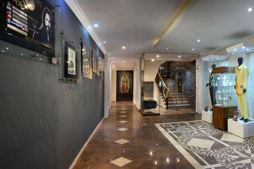 El hotel cuenta con un espacio que recuerda el legado artístico de El Buki.