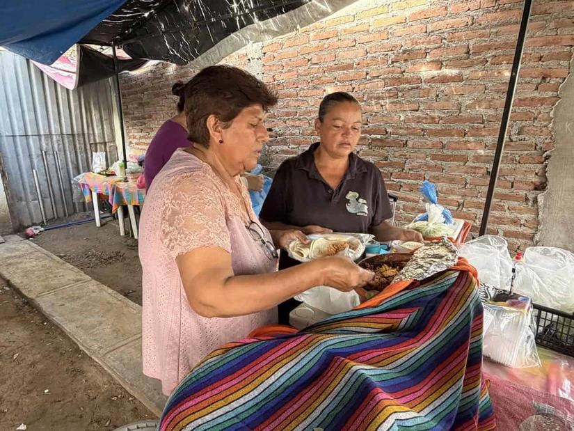Gracias al impulso de su hija y el apoyo del resto de su familia, Doña Gloria ha triunfado con sus tacos de guisados en Mazatlán