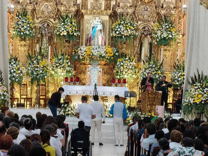 Artistas de la región entonaron las mañanitas