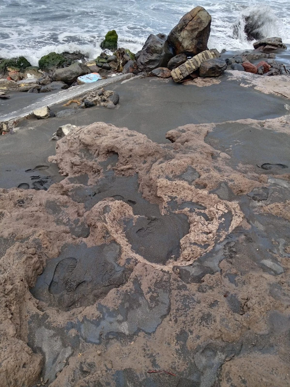 Erosión costera expone vestigios arqueológicos en playas de Colima. Foto: Cortesía