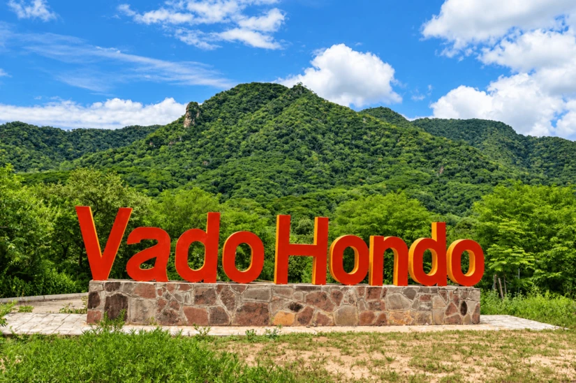 Las cuotas de entrada a las cascadas de Vado Hondo se destinan a la limpieza y mantenimiento del área recreativa, así como a la rehabilitación del camino. Tras dos años de baja afluencia turística por la inseguridad, los visitantes han comenzado a regresar, beneficiando a los pequeños negocios de la comunidad.