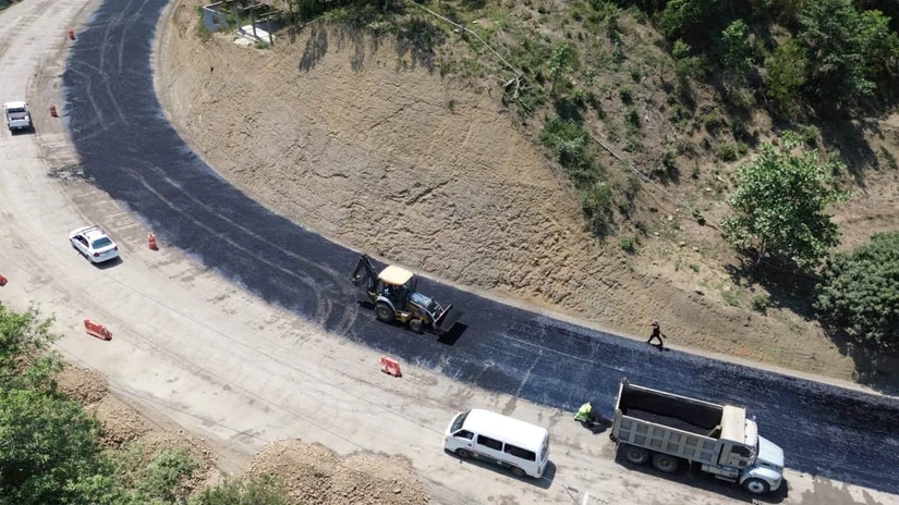 Protección Civil recomienda evitar cruzar calles inundadas, ríos y arroyos, así como mantenerse atentos a posibles grietas, hundimientos y deslaves en zonas de ladera, para prevenir accidentes durante las lluvias intensas.