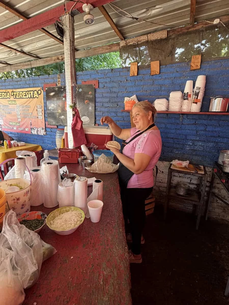 Roxana se encarga de cocinar la birria, su negocio ubicado en la Avenida Genaro Estrada abre a las 7:00 am en Pradera Dorada