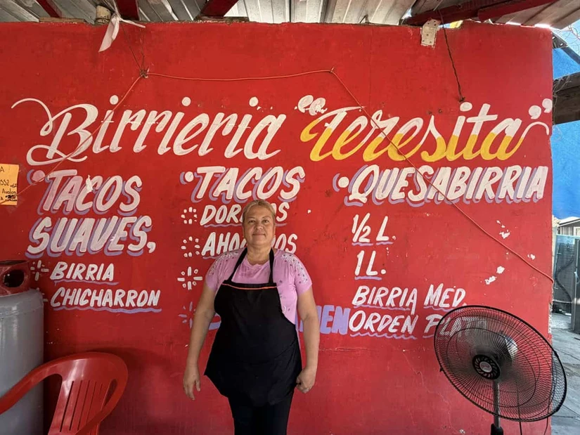 A pesar del desgaste en el hueso de su pie izquierdo Roxana se mantiene activa al frente de su emprendimiento para generar su sustento y ayudar a los suyos